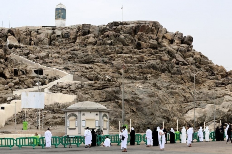 ضيوف الرحمن يتوافدون إلى صعيد عرفات