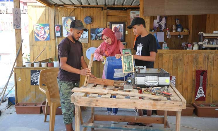 الفن وسيلة الفلسطينيين للحفاظ على جمال شاطئ غزة