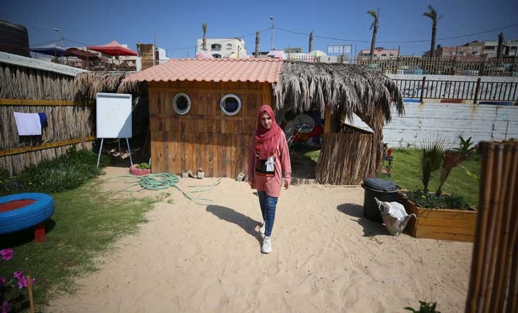 الفن وسيلة الفلسطينيين للحفاظ على جمال شاطئ غزة