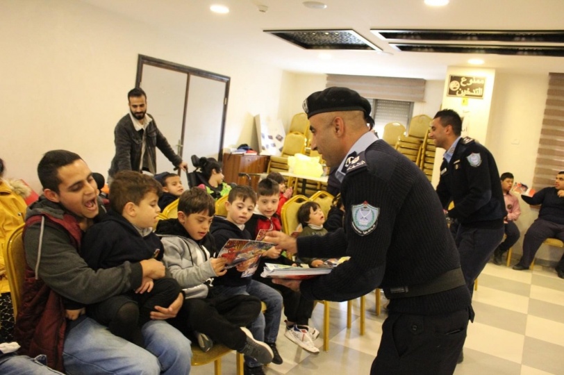 الشرطة تنظم يوماً ترفيهياً وتوزع الهدايا بمناسبة اليوم العالمي لذوي الإعاقة في رام الله 