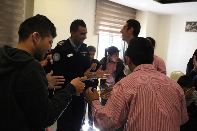 الشرطة تنظم يوماً ترفيهياً وتوزع الهدايا بمناسبة اليوم العالمي لذوي الإعاقة في رام الله 