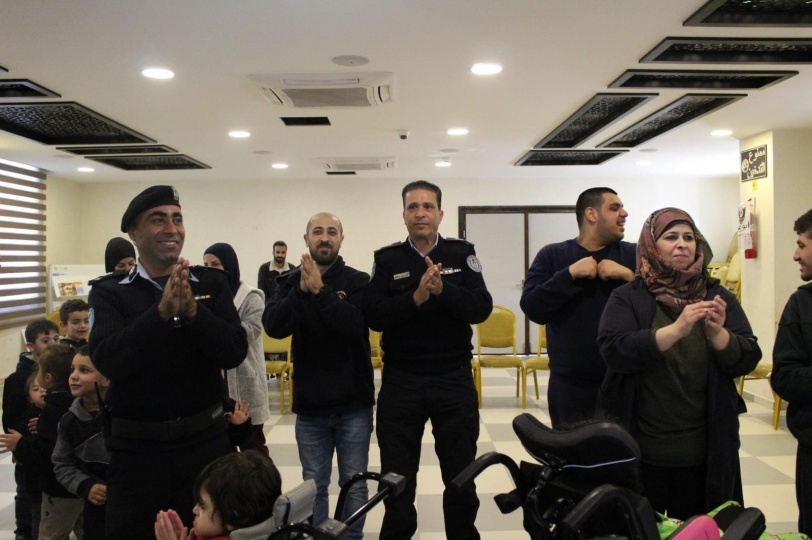 الشرطة تنظم يوماً ترفيهياً وتوزع الهدايا بمناسبة اليوم العالمي لذوي الإعاقة في رام الله 