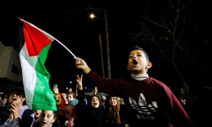 الفلسطينيون يحتفلون بانتصار الأسير هشام أبو هواش على سجانه