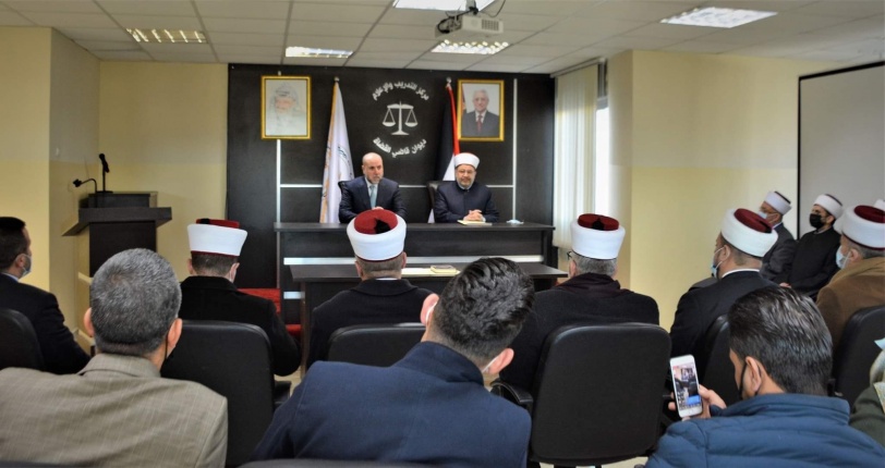 خمسة قضاة شرعيين جدد بينهم امرأة يؤدون اليمين القانونية أمام قاضي قضاة فلسطين
