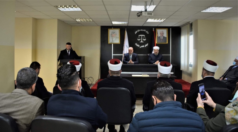 خمسة قضاة شرعيين جدد بينهم امرأة يؤدون اليمين القانونية أمام قاضي قضاة فلسطين