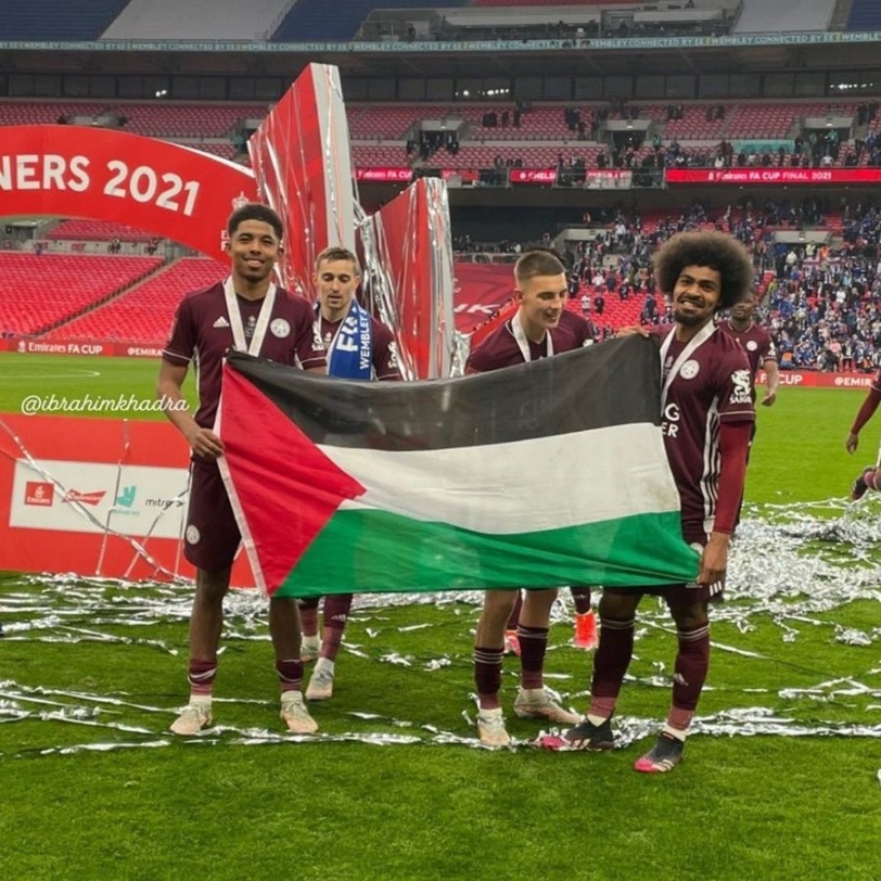 بالصور … مدافع ليستر سيتي يُحرج لاعباً إسرائيلياً