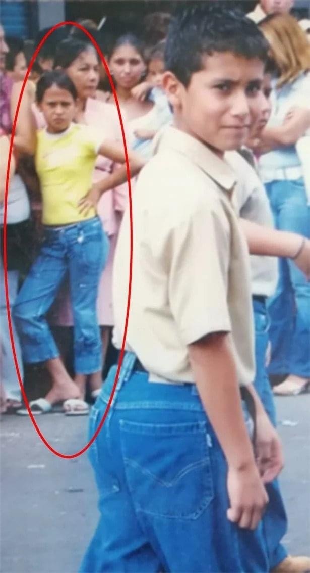 امرأة تجد نفسها في صورة مع زوجها قبل اللقاء الأول بينهما بـ 15 عامًا