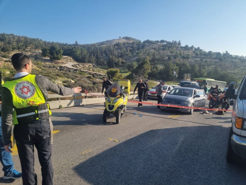 مقتل جندي اسرائيلي واصابة 8 بعملية إطلاق نار قرب حاجز الزعيم واستشهاد المنفذين