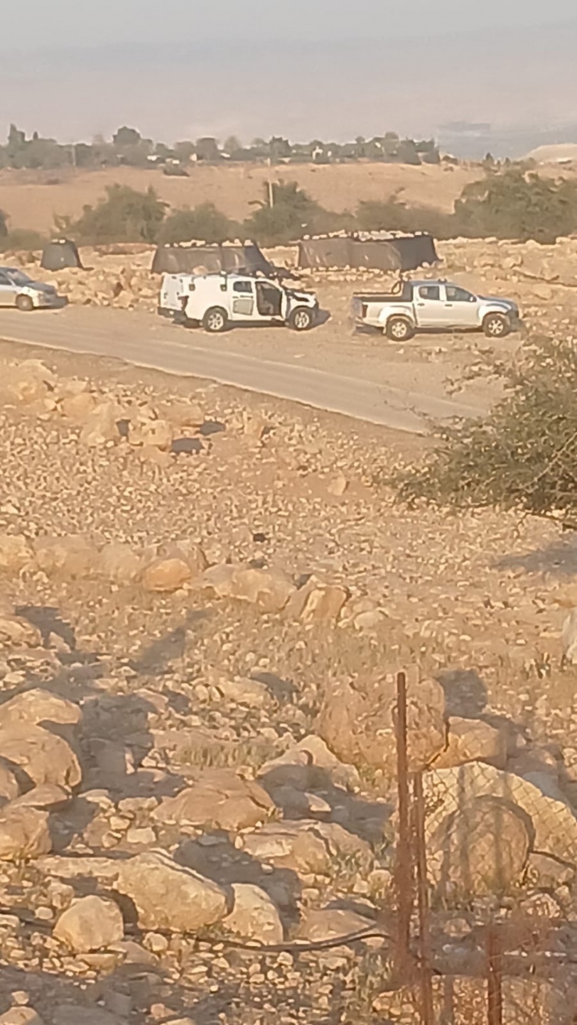 مستعمرون برفقة الجيش يقتحمون تجمع رأس عين العوجا
