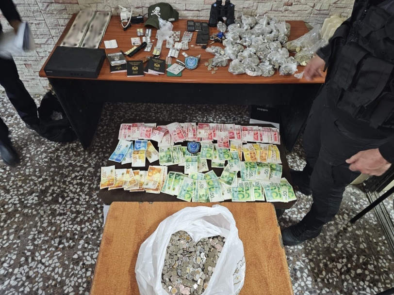 شرطة رام الله تقبض على متسول يدير شبكة متسولين ويمتلك أموالا ومركبات حديثة