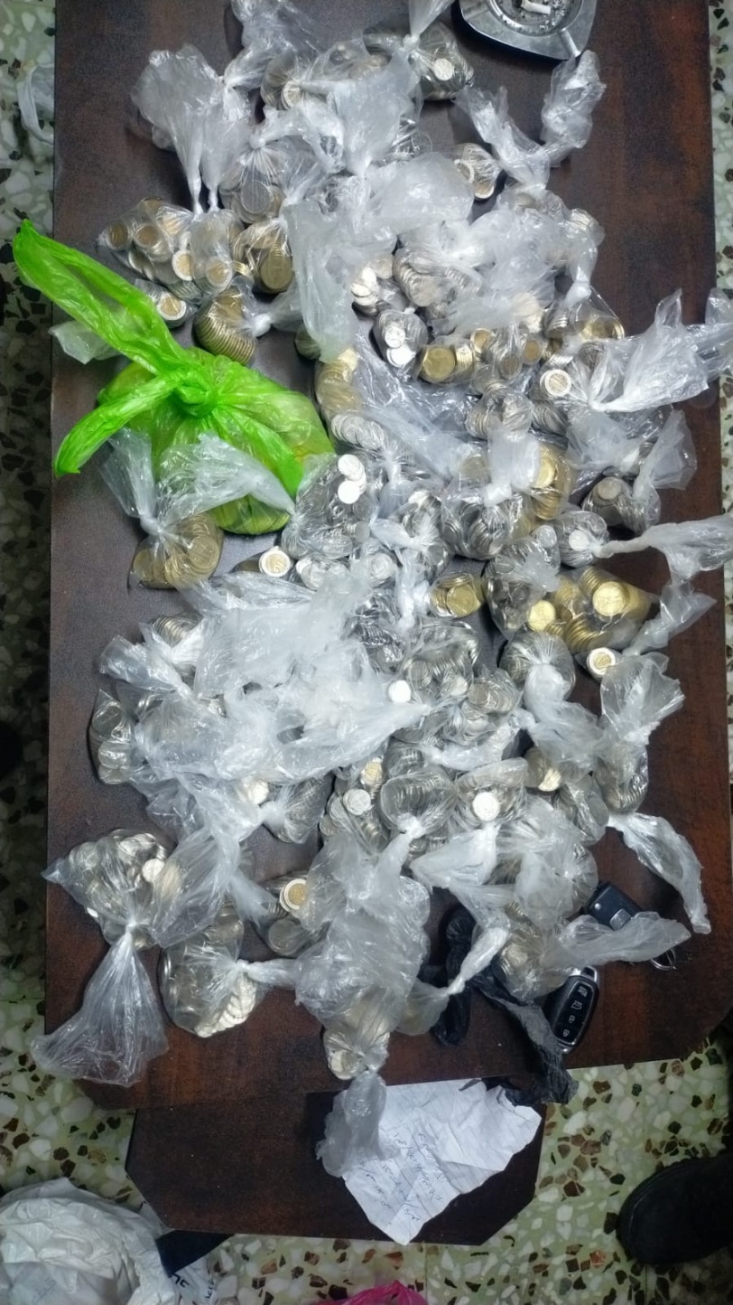 شرطة رام الله تقبض على متسول يدير شبكة متسولين ويمتلك أموالا ومركبات حديثة
