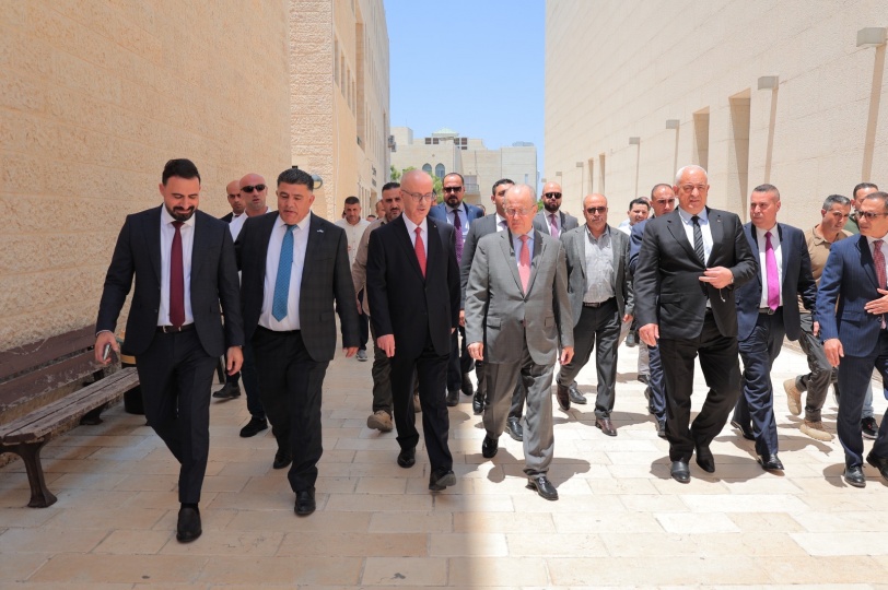 بالصور: رئيس الوزراء الفلسطيني ووزراء الحكومة يزورون جامعة النجاح الوطنية في نابلس