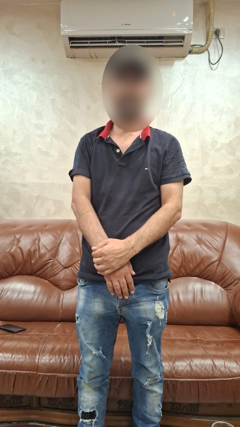 القبض على لص اشتهر بحمل عكازة وسرقة المنازل في رام الله