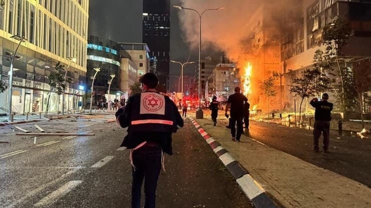 صور.. اصابة 5 إسرائيليين أحدهم بجروح خطرة بتل أبيب بصواريخ حزب الله