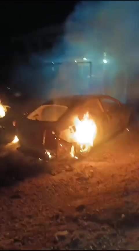 صور...مستوطنون يحرقون مركبات في المزرعة الغربية شمال رام الله