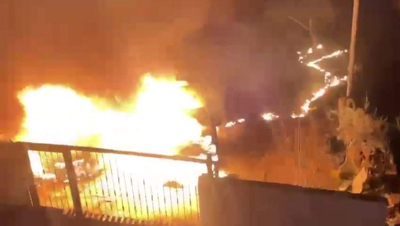 صور...مستوطنون يحرقون مركبات في المزرعة الغربية شمال رام الله