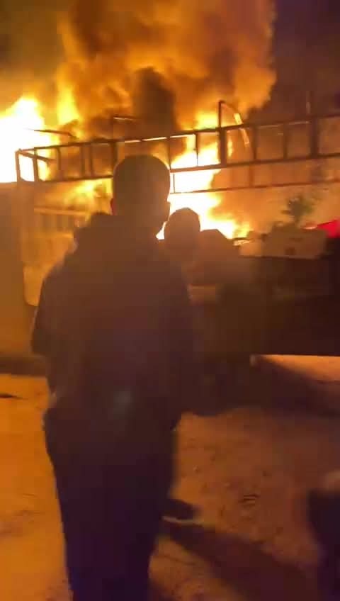 صور...مستعمرون يحرقون ويحطمون عددا من مركبات المواطنين ويغلقون طرقا في الضفة