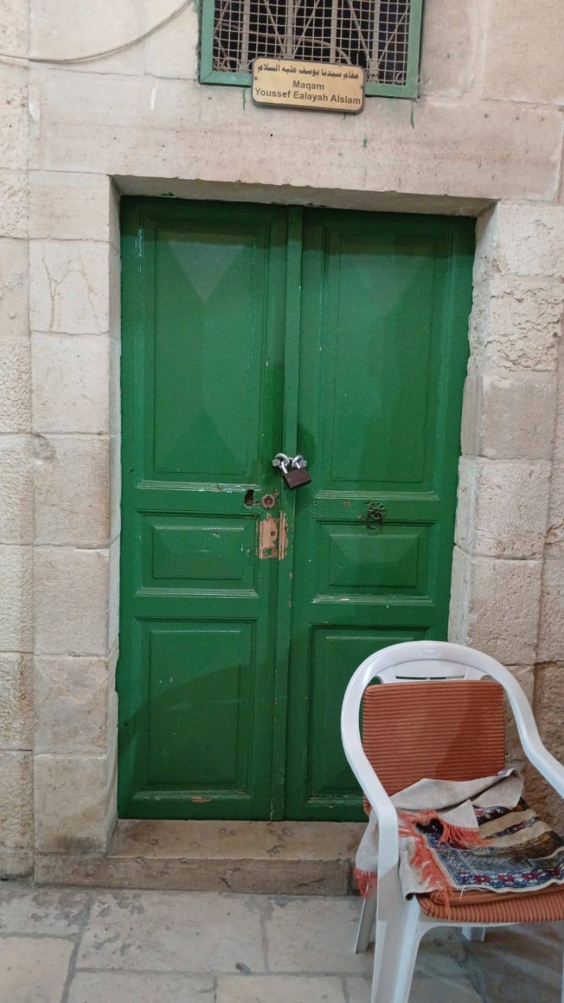 سابقة خطيرة.. الاحتلال يضع أقفالا على ابواب مقامات في الحرم الإبراهيمي الشريف