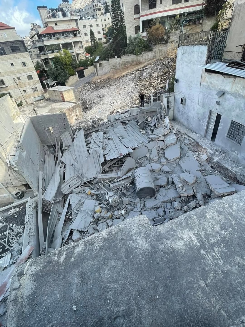 الاحتلال يفجر منزل الشهيد جعفر منى في مدينة نابلس