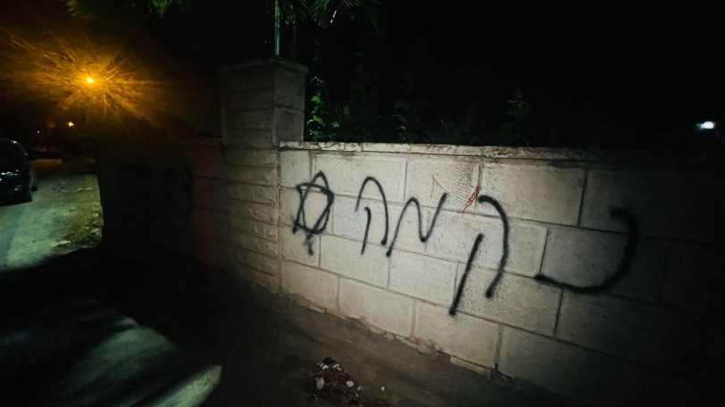 اعتقالات واقتحامات والمستوطنون يهاجمون قرى ويحرقون ممتلكات الفلسطينيين