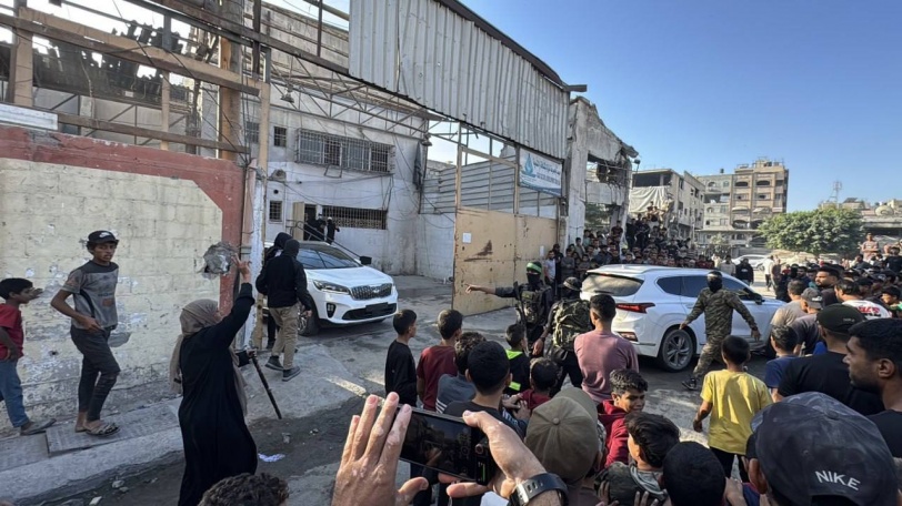 صور...القسام تفرج عن 20 أسيرا إسرائيليا