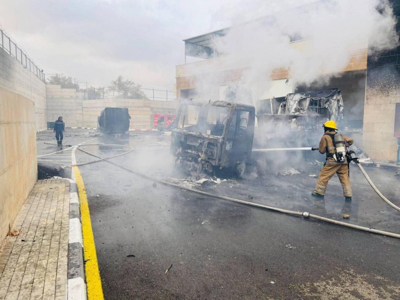 صور...مستعمرون يهاجمون المنطقة الصناعية شرق طولكرم ويضرمون النيران في مركبات ومنشآت زراعية