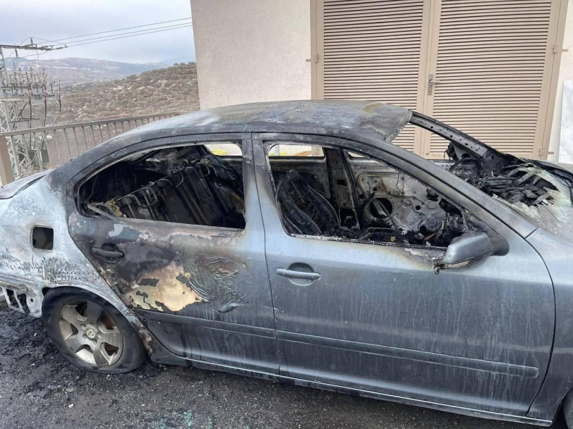 صور...مستعمرون يهاجمون المنطقة الصناعية شرق طولكرم ويضرمون النيران في مركبات ومنشآت زراعية