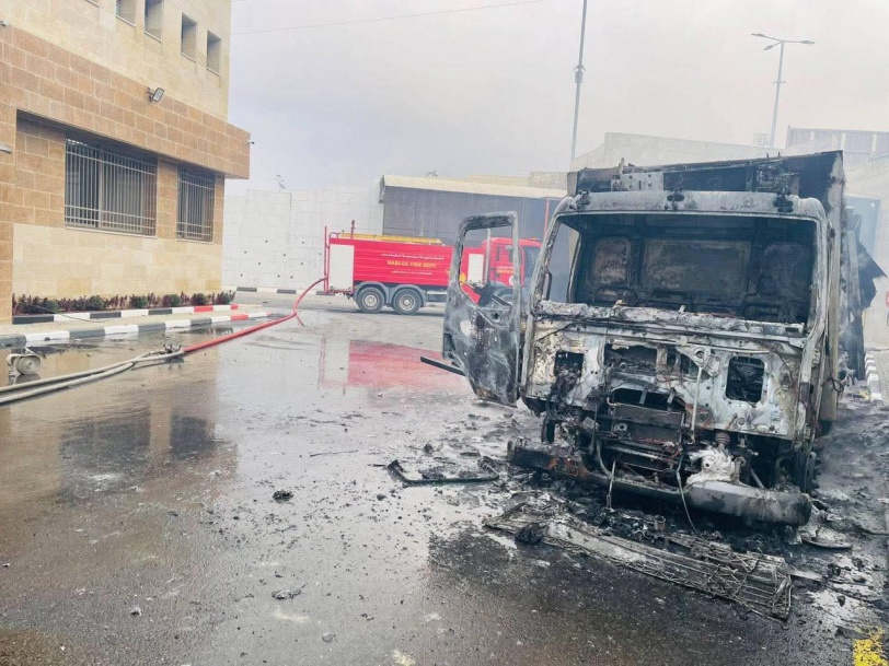 صور...مستعمرون يهاجمون المنطقة الصناعية شرق طولكرم ويضرمون النيران في مركبات ومنشآت زراعية