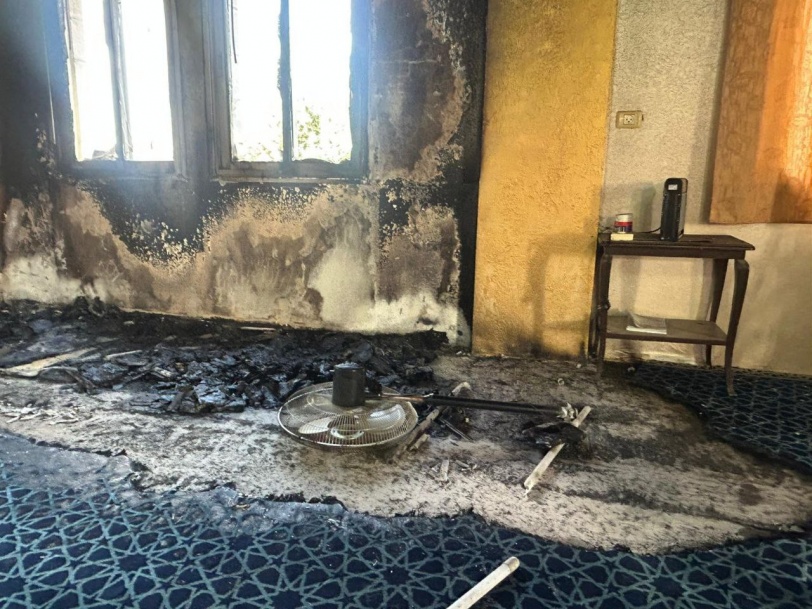 صور- مستوطنون يحرقون مسجدًا في ديراستيا ويخطّون شعارات عنصرية
