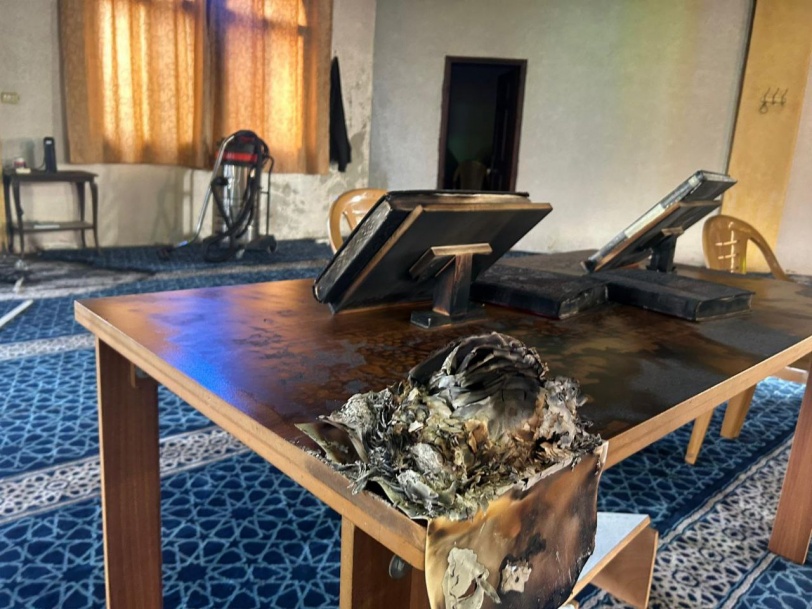 صور- مستوطنون يحرقون مسجدًا في ديراستيا ويخطّون شعارات عنصرية