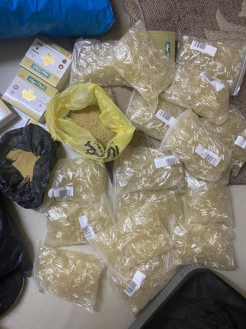 المباحث تضرب بقوة: ضبط أكبر مـعمل لتزويــر وصنــاعة الأدويـة داخل منزل في طولكرم(صور)
