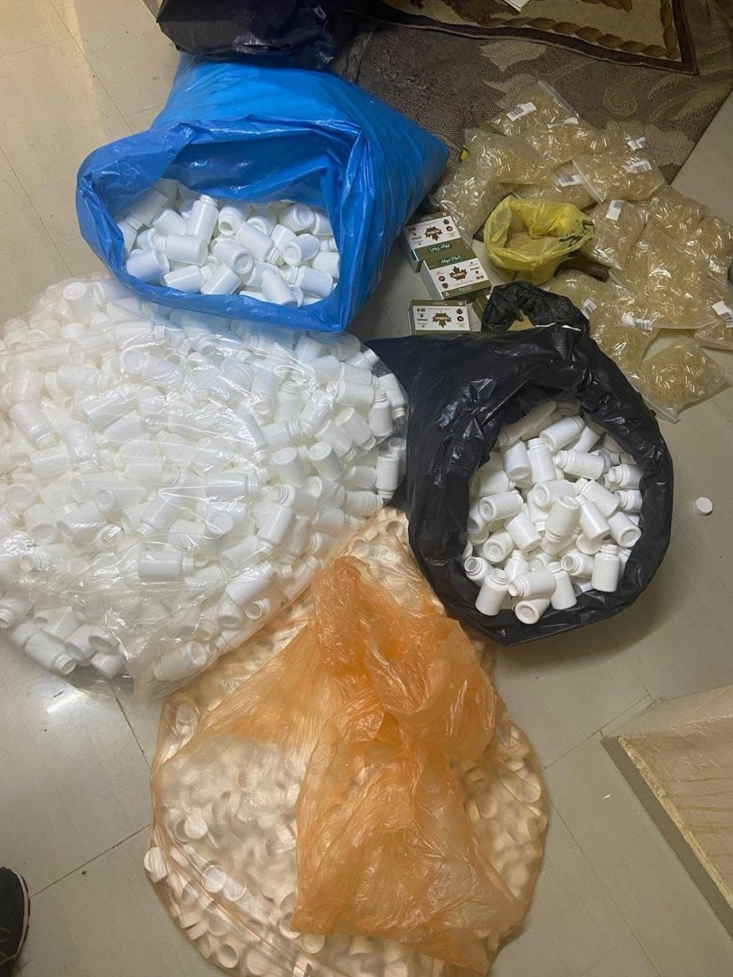 المباحث تضرب بقوة: ضبط أكبر مـعمل لتزويــر وصنــاعة الأدويـة داخل منزل في طولكرم(صور)