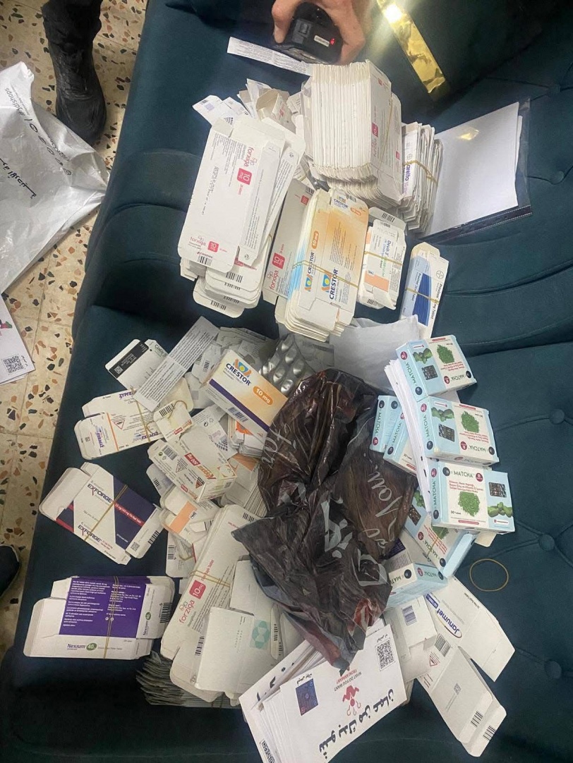 المباحث تضرب بقوة: ضبط أكبر مـعمل لتزويــر وصنــاعة الأدويـة داخل منزل في طولكرم(صور)