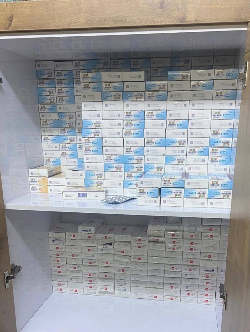 المباحث تضرب بقوة: ضبط أكبر مـعمل لتزويــر وصنــاعة الأدويـة داخل منزل في طولكرم(صور)