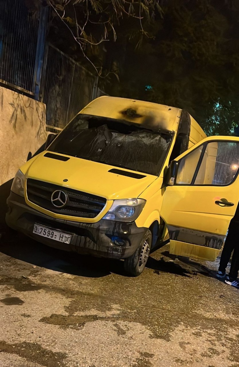 مستوطنون يهاجمون قرية برقا ويضرمون النار في عيادة وشاحنة