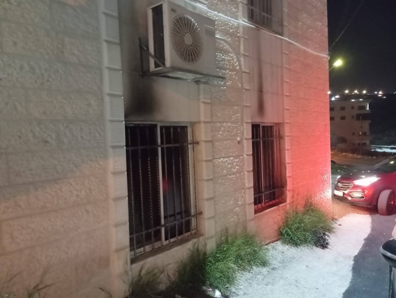 مستوطنون يهاجمون قرية برقا ويضرمون النار في عيادة وشاحنة