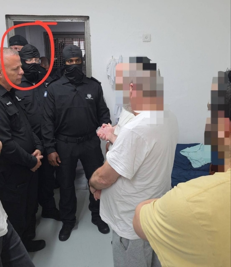 بالصور: بن غفير يتنكر ويقتحم المعتقلات للإشراف على سياسة الانتقام من الأسرى