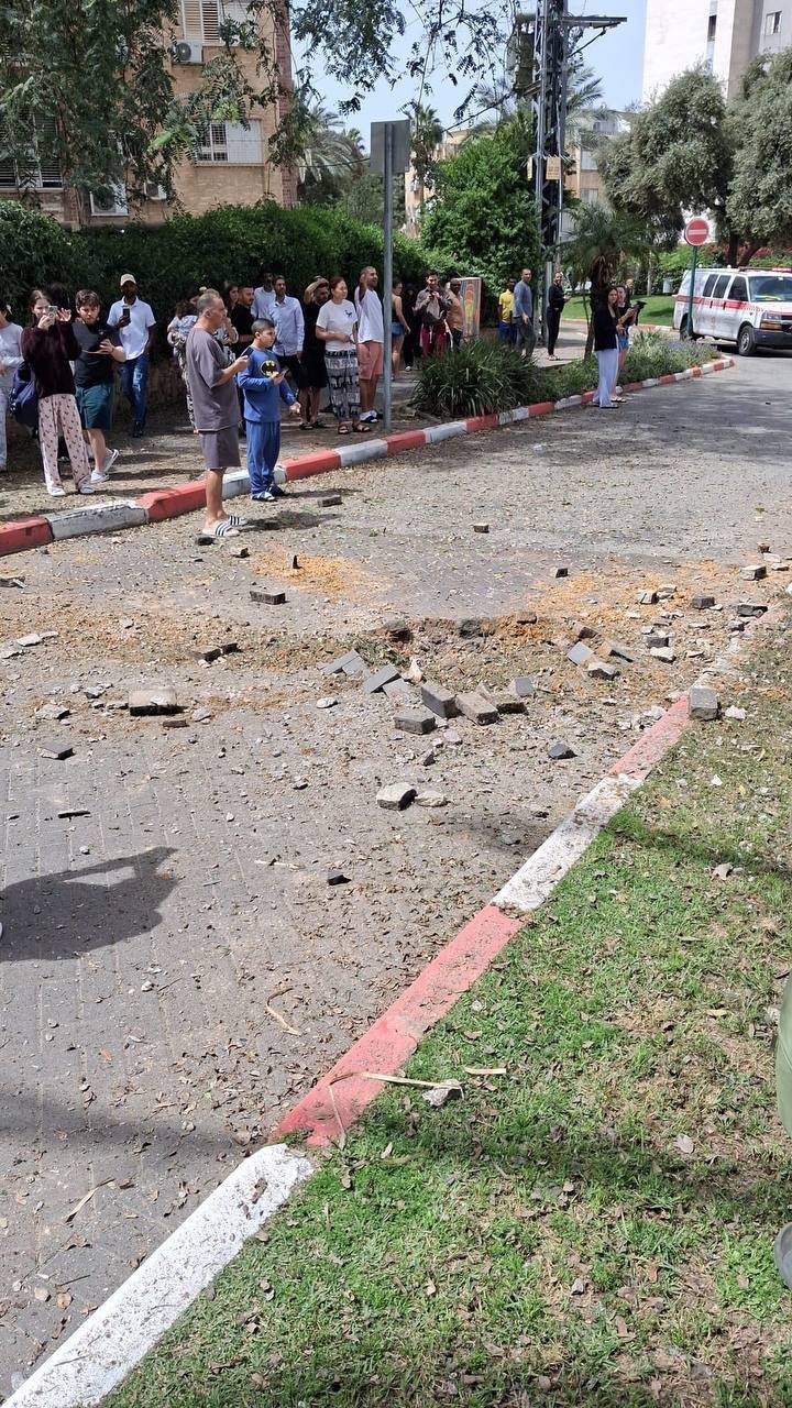 صور...أضرار بسقوط قنابل صاروخ عنقودي بمناطق واسعة في "تل أبيب"