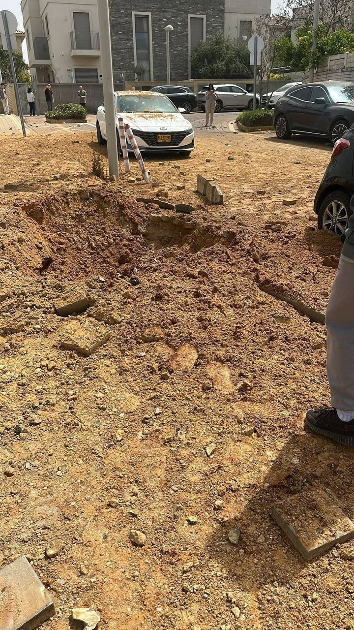 صور...أضرار بسقوط قنابل صاروخ عنقودي بمناطق واسعة في "تل أبيب"