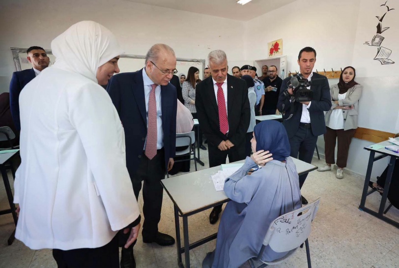 صور.....رئيس الوزراء يطلق امتحان الثانوية العامة من قريتي المغير وأبو فلاح