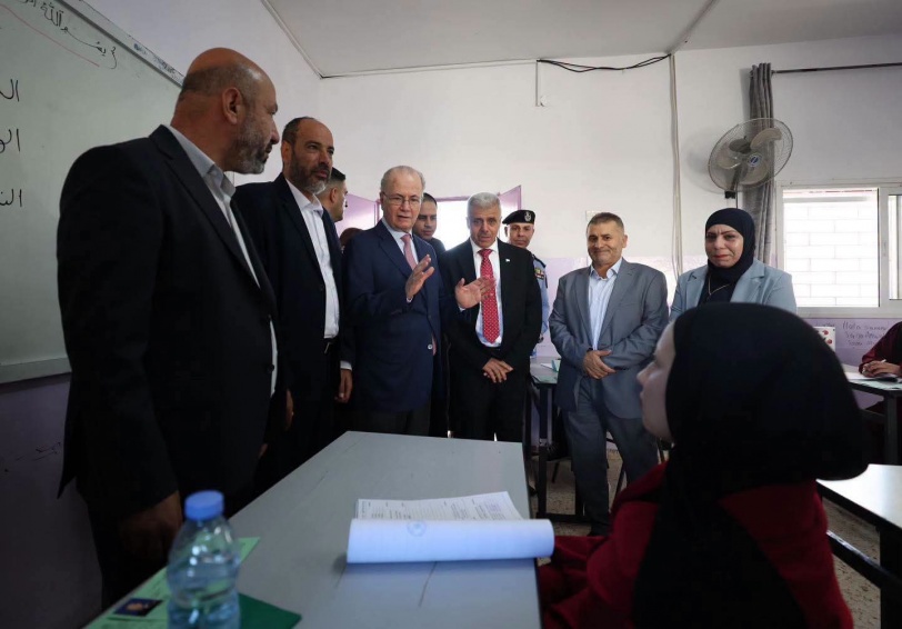 صور.....رئيس الوزراء يطلق امتحان الثانوية العامة من قريتي المغير وأبو فلاح