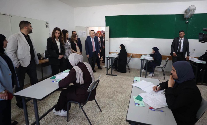 صور.....رئيس الوزراء يطلق امتحان الثانوية العامة من قريتي المغير وأبو فلاح