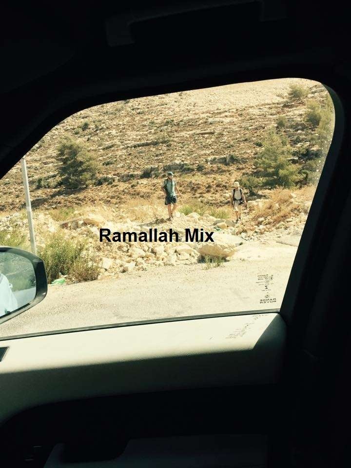 (بالصور) لاول مرة منذ سنوات مستوطنون مسلحون يجوبون الجبال قرب الشارع الالتفافي بين قريتي عين قينيا وابوقش