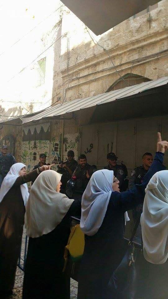 الاحتلال يعتدي على نساء مبعدات وحراس الأقصى يحبطون صلوات تلمودية فيه