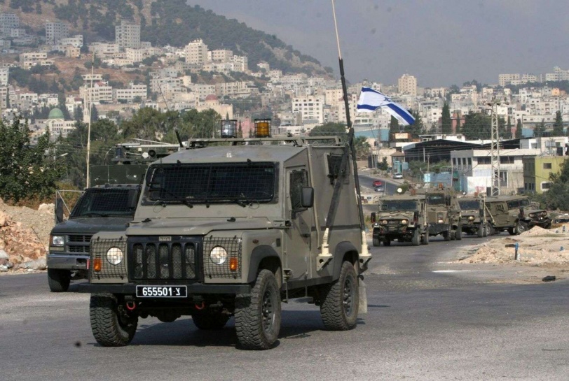 بالصور : حادث بين جيب احتلالي وسيارة فلسطينية قرب سردا شمال رام الله