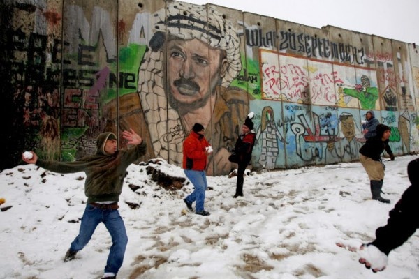 الفلسطينيون مهوسون بالثلوج..ما هي التفسيرات النفسية لذلك؟