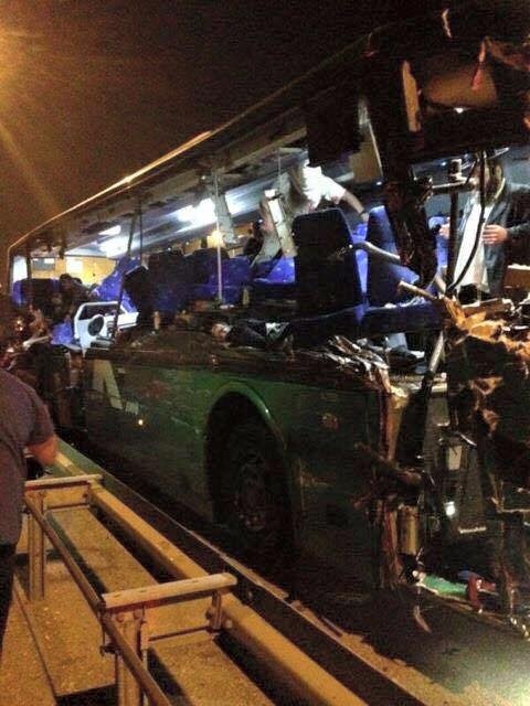 مصرع 5 مستوطنين واعتقال فلسطيني بعد اصطدام شاحنته بحافلة ركاب