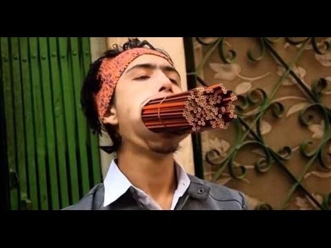 بالفيديو .. مراهق من نيبال يدخل 138 قلم رصاص و 32 شمعة مشتعلة بفمه