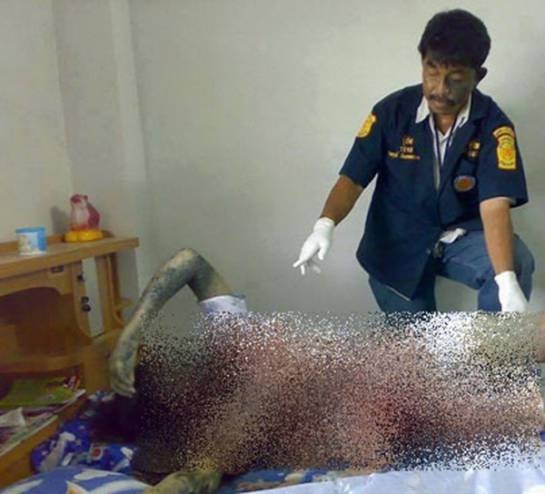 صور : فتاه نامت بسماعة الهاتف في أذنها ... كارثة ما حصل لها!