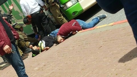 استشهاد شابين بعد طعنهما مجندة اسرائيلية.